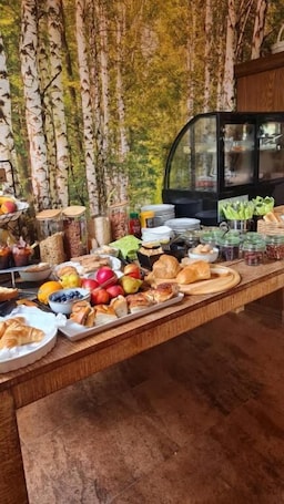 Desayuno buffet diario (EUR 15 por persona)