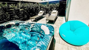 Ein Whirlpool mit Sitzgelegenheit in runder Form.