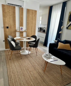 Duplex premium | Área de estar | TV, console de videogame, brinquedos, livros