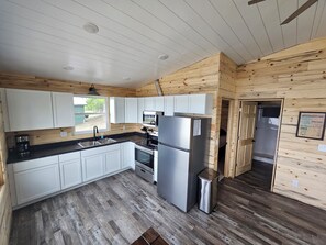 Kjøleskap, mikrobølgeovn, ovn og kokeplater