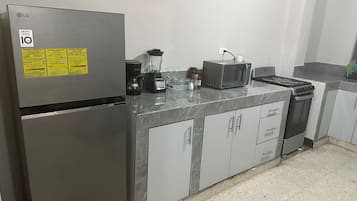 Een koelkast, een microgolfoven, een oven, een kookplaat