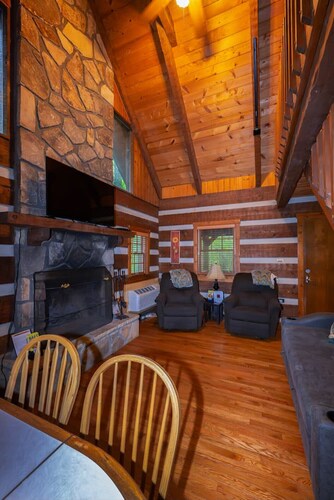 Wildwood Flower -Rustic, cozy, authentic log cabin