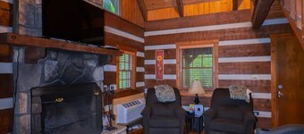 Wildwood Flower -Rustic, cozy, authentic log cabin