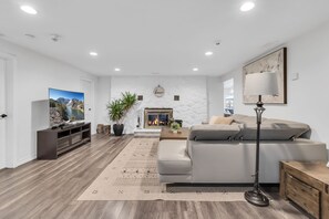 TV connectée, cheminée, jeux vidéo, baby-foot