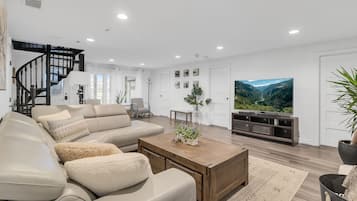 TV connectée, cheminée, jeux vidéo, baby-foot