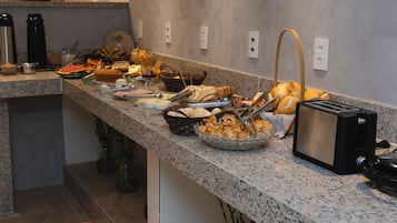 Desayuno de autoservicio incluido todos los días