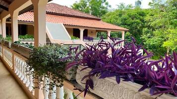 Quarto triplo, vista para o jardim | Vista do quarto