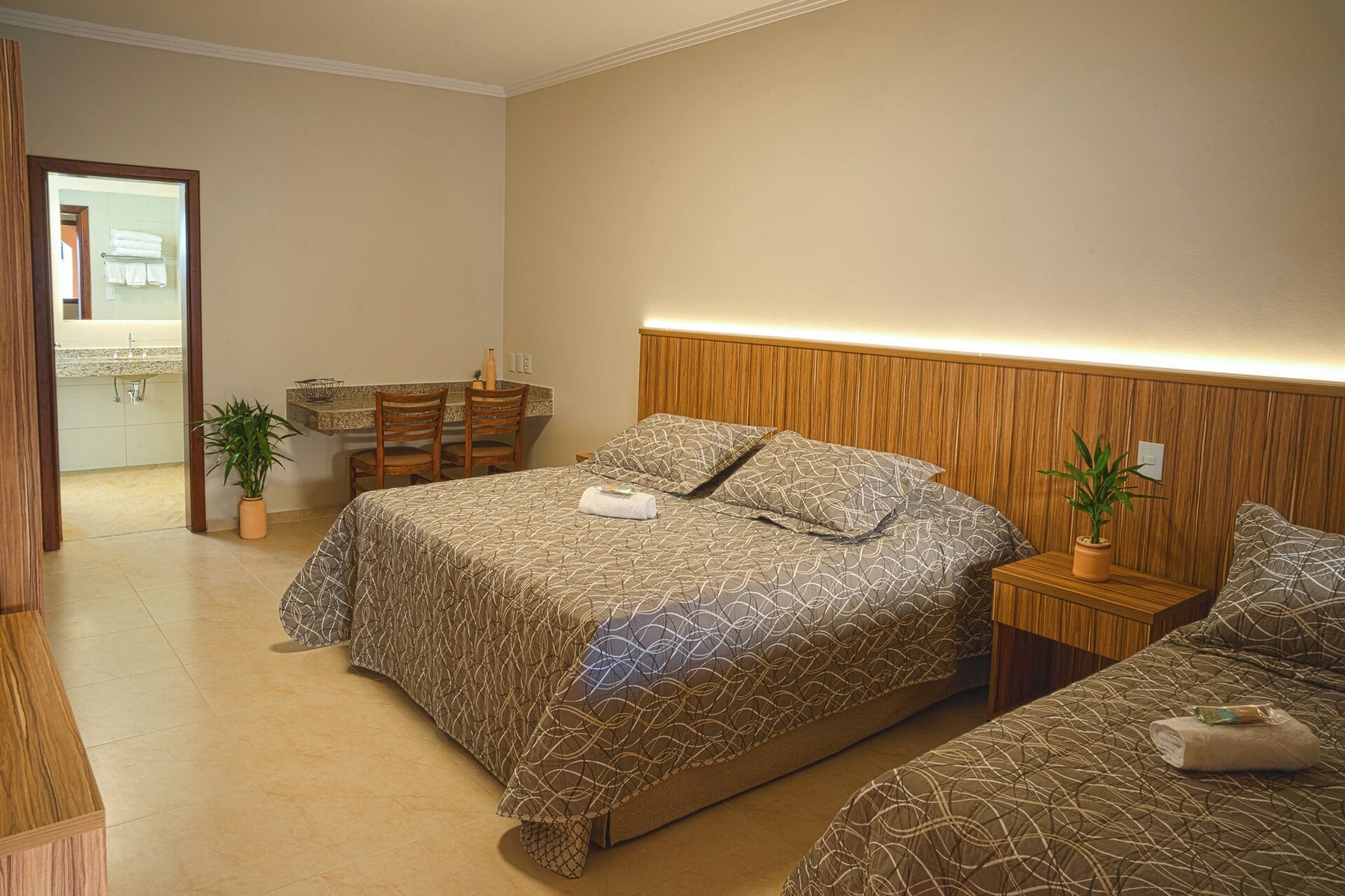 Quarto triplo, vista para o jardim | Frigobar, escrivaninha, espaço de trabalho para notebook