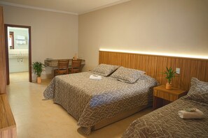 Trippelrum - utsikt mot trädgården | Minibar, skrivbord, arbetsyta för laptop och strykjärn/strykbräda