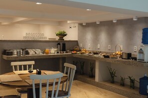 Petit déjeuner en libre-service compris tous les jours