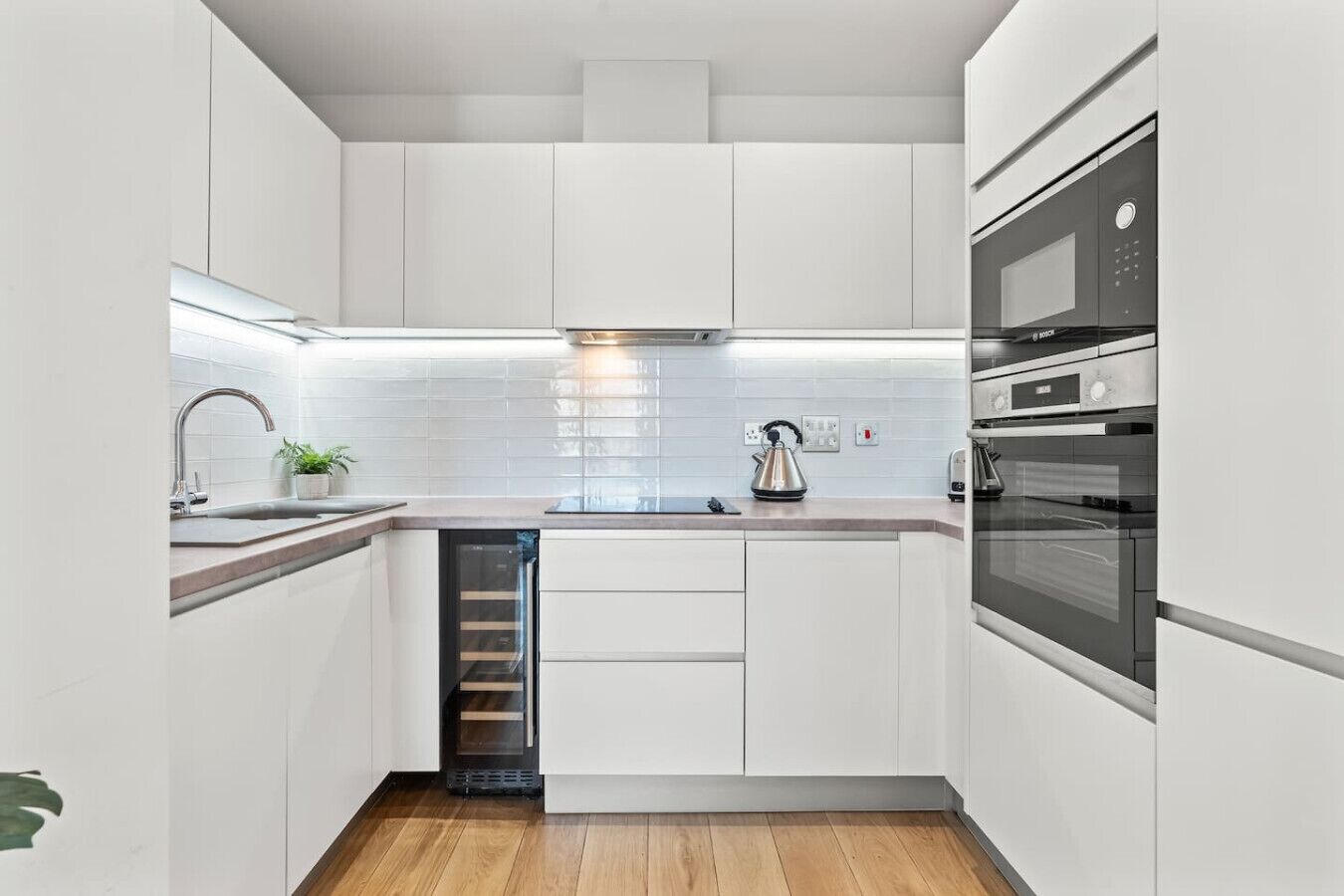 Geladeira, micro-ondas, fogão, cooktop