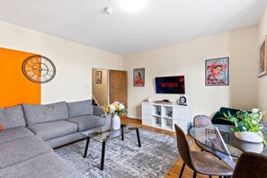 Smart TV - Station 10 Beds | Contractor | Central | Sleeps 12 (Brighton and Hove)