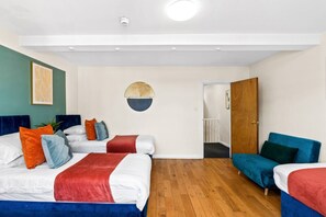 3 室のベッドルーム、デスク、アイロン / アイロン台、WiFi