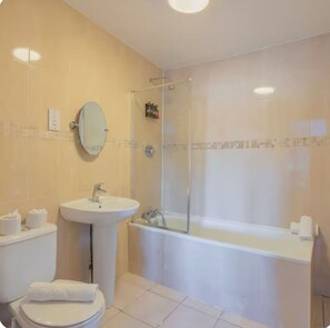 Towels, soap, toilet paper - The Pavilion Home | Sleeps 10 | FREE Parking (Brighton and Hove)