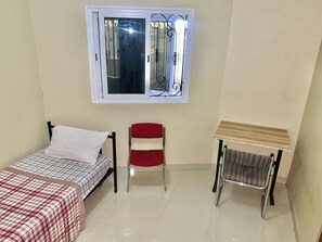 1 habitación, tabla de planchar con plancha, wifi gratis y ropa de cama