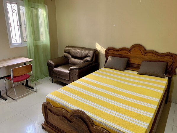 1 habitación, tabla de planchar con plancha, wifi gratis y ropa de cama