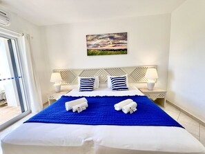 2 kamar tidur, tempat tidur bayi (biaya tambahan), dan seprai linen