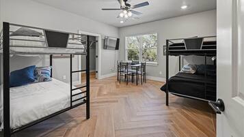 6 bedrooms, free WiFi, bed sheets