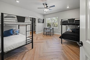 6 bedrooms, free WiFi, bed sheets - Patio Hot Tub Home at All Star Sports Village (Oklahoma City)