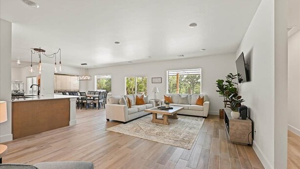 Un espacio habitable amplio con cocina, comedor y zona de estar con sofá y mesa de centro.
