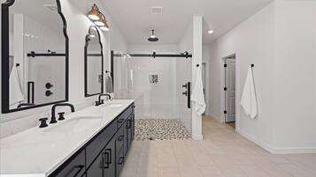 Ducha, toallas, jabón y papel higiénico