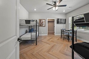 6 bedrooms, free WiFi, bed sheets