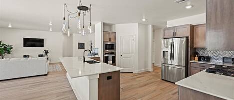 Mikrowelle, Ofen, Herdplatte, Geschirrspüler