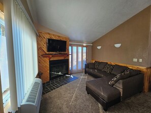 Smart TV, fireplace, foosball - Crow Crest Lodge Resort #1 Waters Edge, Stunning Sunsets, Family Getaway (Nevis)