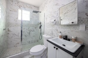 Dusche, Haartrockner, Handtücher, Seife