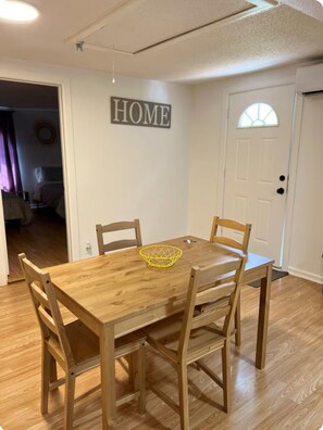 Dining - Charming 2-bedroom house with WiFi, AC in superb Arlington (Arlington)