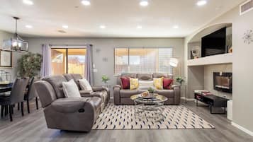 House, 4 Bedrooms, Accessible, Private Pool | Living room | Books