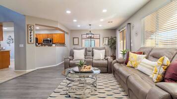 House, 4 Bedrooms, Accessible, Private Pool | Living room | Books