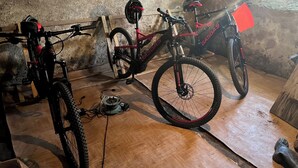 Ein Zimmer mit zwei Fahrrädern, Holzboden und einer Betonwand.