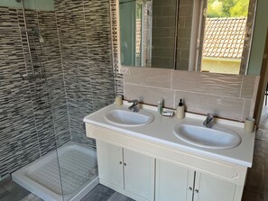 Serviettes fournies, savon, papier toilette