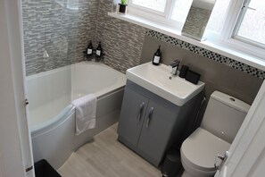 Casa | Baño | Tina con regadera, tina profunda, secadora de cabello, toallas