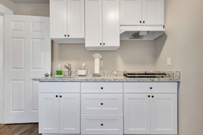 Fridge, microwave, stovetop, coffee/tea maker - Judkins Entire Home Near Downtown & Light Rail (Seattle)