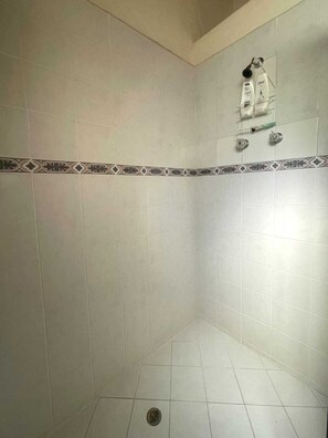 Towels, soap, toilet paper - 2-story country farm in Guarne (Guarne)