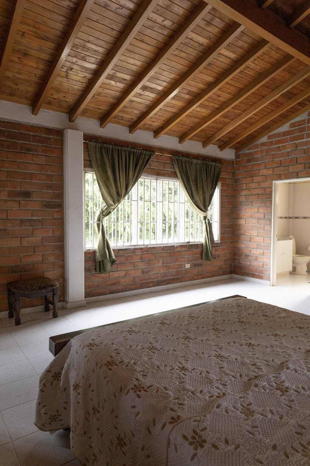 5 bedrooms, iron/ironing board, WiFi, bed sheets