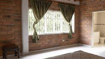 5 bedrooms, iron/ironing board, WiFi, bed sheets