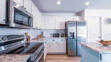 House, 4 Bedrooms, Private Pool, Pool View | Interior