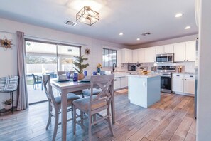 House, 4 Bedrooms, Private Pool, Pool View | Dining room