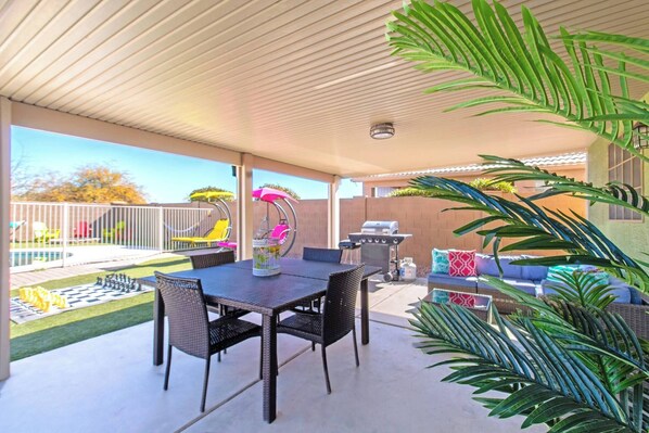 House, 4 Bedrooms, Private Pool, Pool View | Outdoor dining