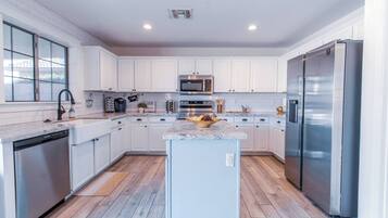 House, 4 Bedrooms, Private Pool, Pool View | Interior