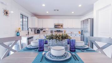 House, 4 Bedrooms, Private Pool, Pool View | Dining room