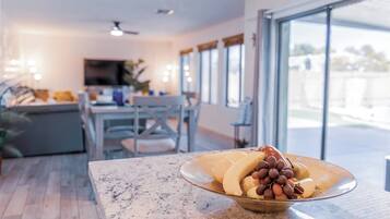 House, 4 Bedrooms, Private Pool, Pool View | Dining