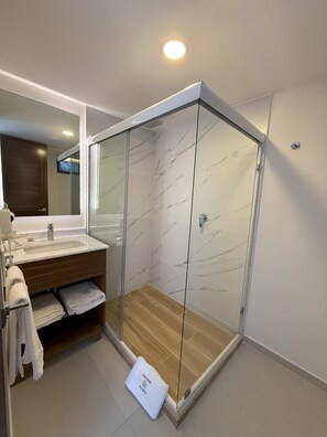 Kamar Double, 2 Tempat Tidur Double | Kamar mandi | Shower, pancuran hujan, perlengkapan mandi gratis, dan pengering rambut