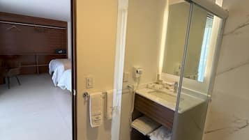 Habitación doble, 2 camas matrimoniales | Baño | Regadera, regadera tipo lluvia, amenidades de baño gratuitas