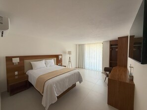 Standard Room, 1 Queen Bed, Balcony