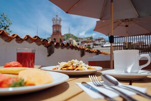Daily cooked-to-order breakfast for a fee