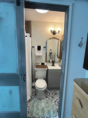 تجهيزات دش، مجففات شعر، مناشف، صابون